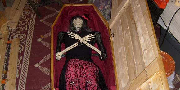 Sindy Skinless in her coffin